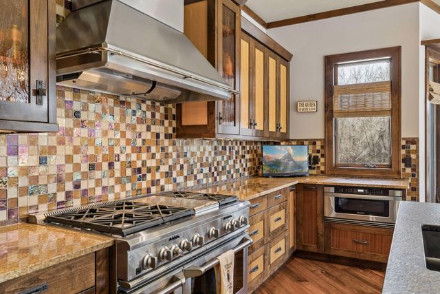 700 Hidden Creek Trail, Mendota Heights, MN 55118