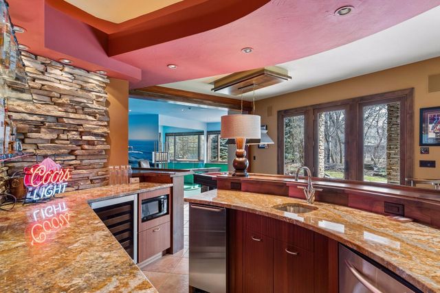 700 Hidden Creek Trail, Mendota Heights, MN 55118