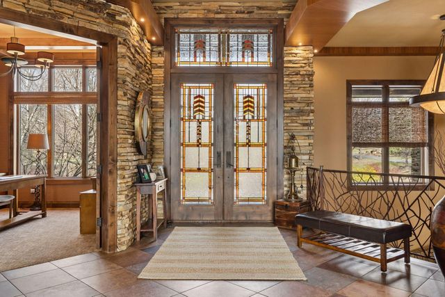 700 Hidden Creek Trail, Mendota Heights, MN 55118
