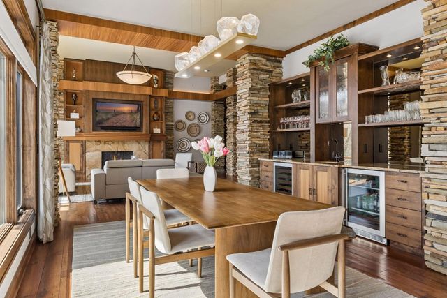 700 Hidden Creek Trail, Mendota Heights, MN 55118