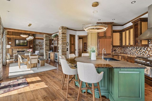 700 Hidden Creek Trail, Mendota Heights, MN 55118