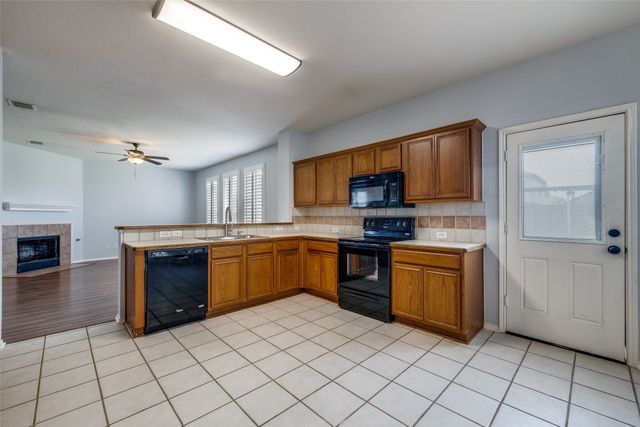 1011 Stonebrook Drive, Grand Prairie, TX 75052