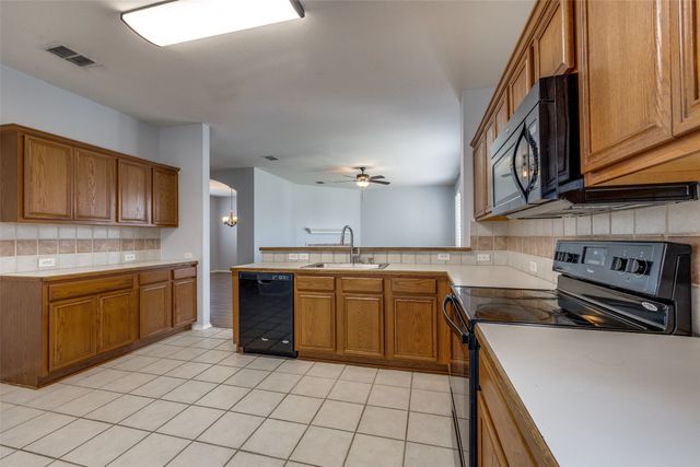 1011 Stonebrook Drive, Grand Prairie, TX 75052