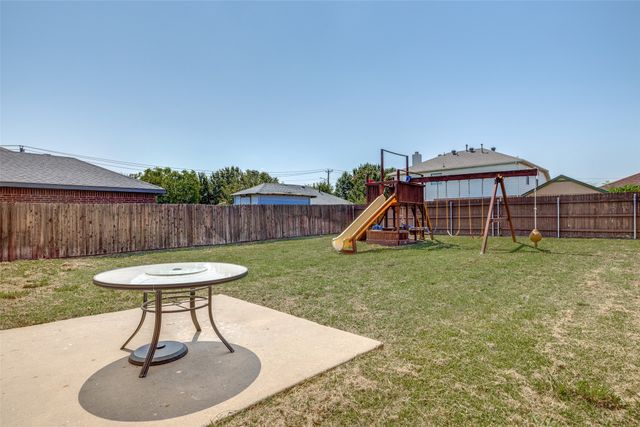 1011 Stonebrook Drive, Grand Prairie, TX 75052
