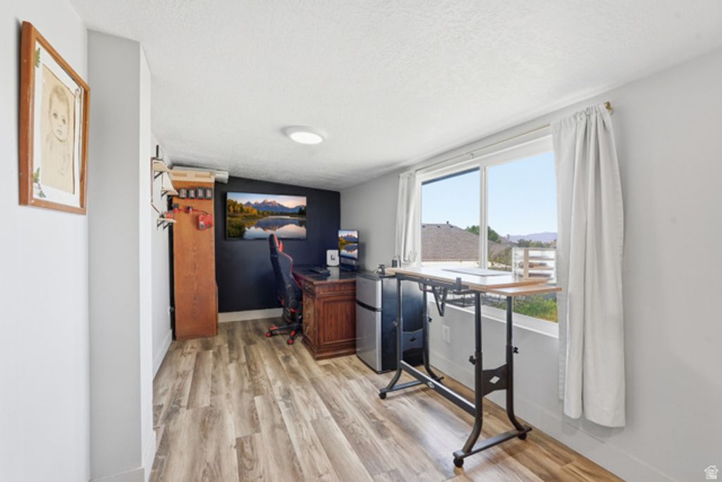 Image 15 of property listing at 2500 N FORT LN #220, Layton, UT 84041