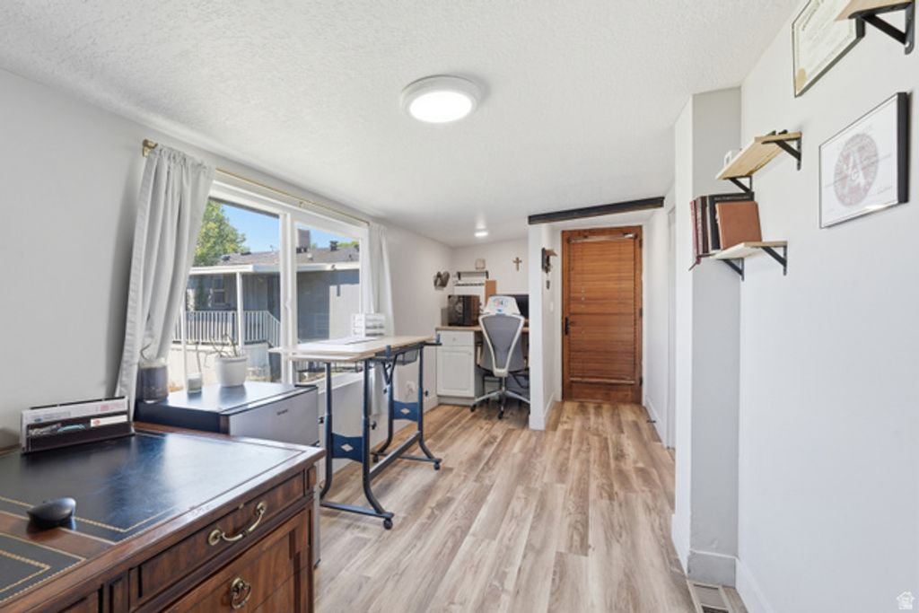 Image 16 of property listing at 2500 N FORT LN #220, Layton, UT 84041