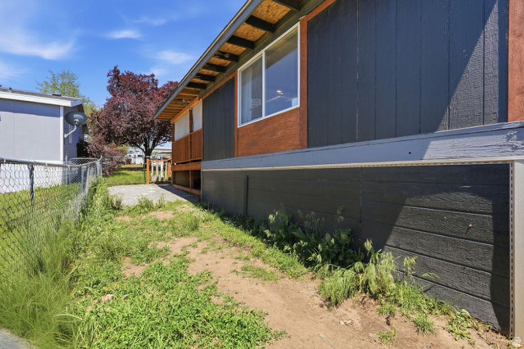 Image 21 of property listing at 2500 N FORT LN #220, Layton, UT 84041