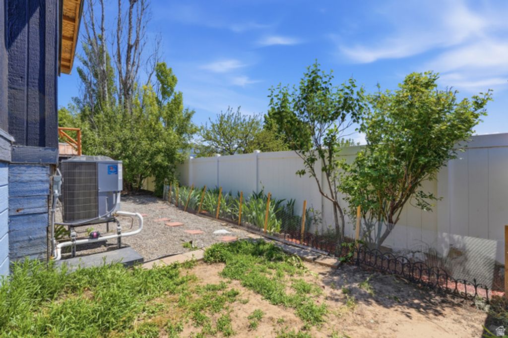 Image 24 of property listing at 2500 N FORT LN #220, Layton, UT 84041