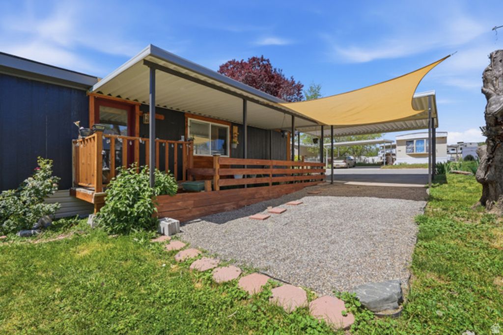 Image 4 of property listing at 2500 N FORT LN #220, Layton, UT 84041