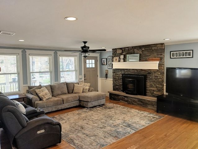 390 Read St, Seekonk, MA 02771