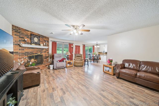 1210 E 10th Street, Sand Springs, OK 74063