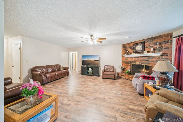 1210 E 10th Street, Sand Springs, OK 74063