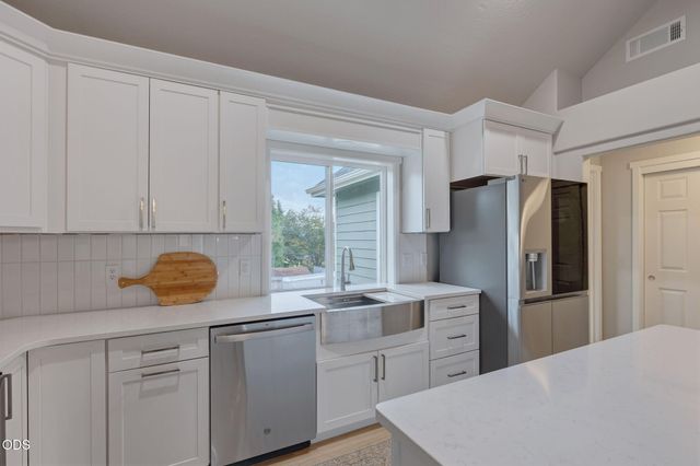 1690 NE Beacon Drive, Grants Pass, OR 97526