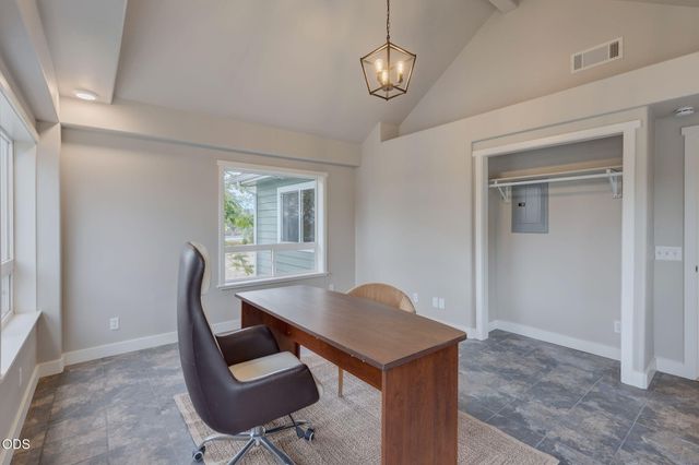 1690 NE Beacon Drive, Grants Pass, OR 97526