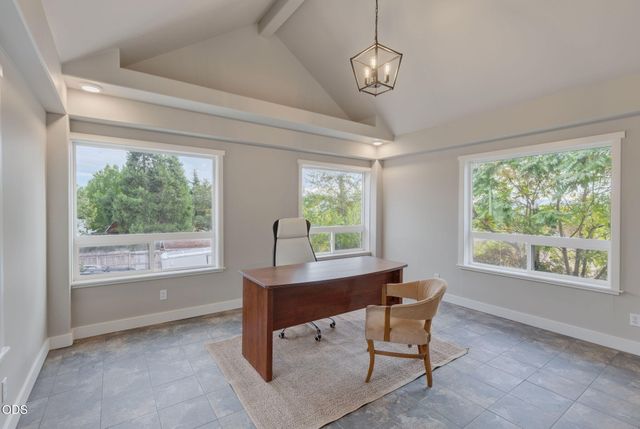 1690 NE Beacon Drive, Grants Pass, OR 97526