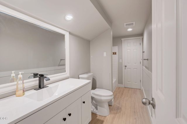 1690 NE Beacon Drive, Grants Pass, OR 97526