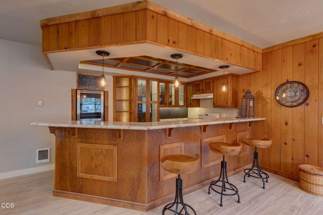 1690 NE Beacon Drive, Grants Pass, OR 97526