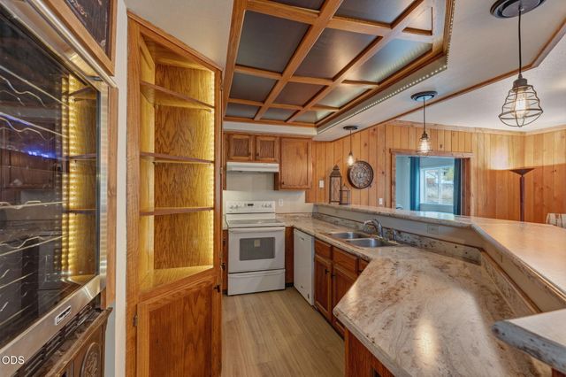1690 NE Beacon Drive, Grants Pass, OR 97526