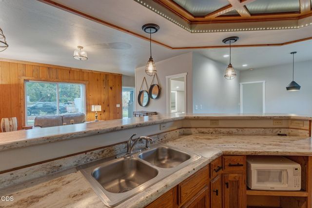 1690 NE Beacon Drive, Grants Pass, OR 97526