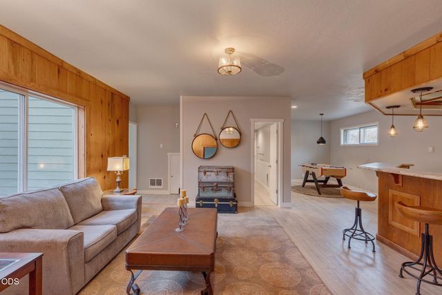 1690 NE Beacon Drive, Grants Pass, OR 97526