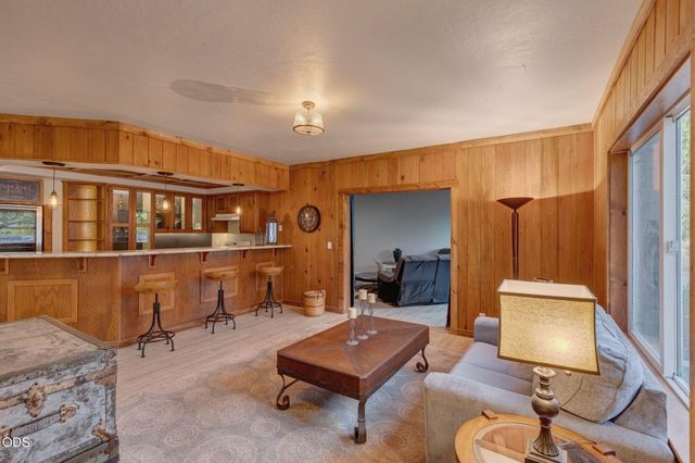 1690 NE Beacon Drive, Grants Pass, OR 97526