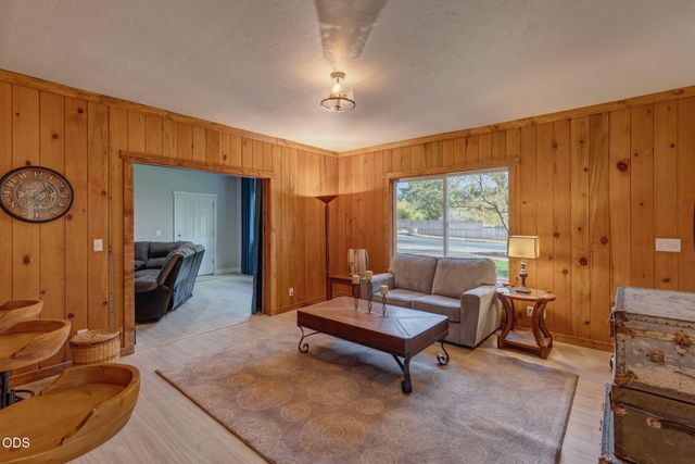 1690 NE Beacon Drive, Grants Pass, OR 97526