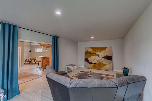 1690 NE Beacon Drive, Grants Pass, OR 97526