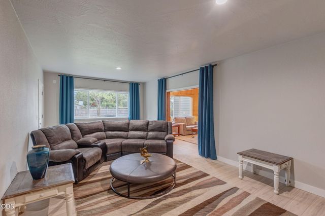 1690 NE Beacon Drive, Grants Pass, OR 97526