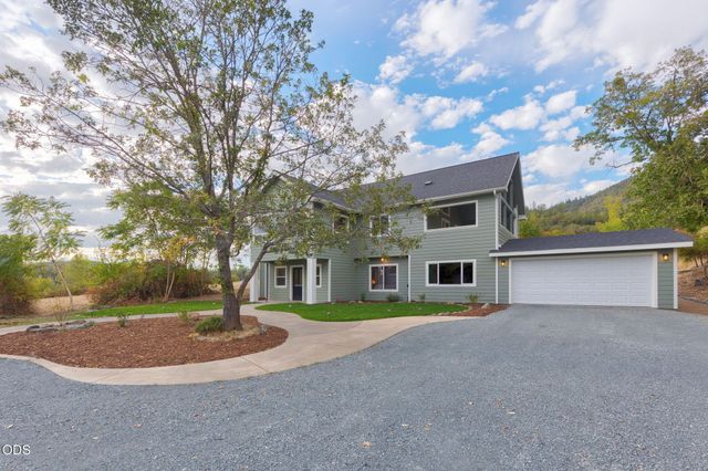 1690 NE Beacon Drive, Grants Pass, OR 97526