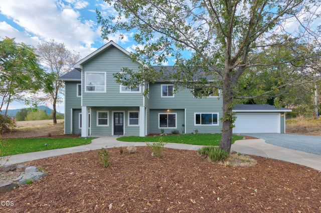 1690 NE Beacon Drive, Grants Pass, OR 97526