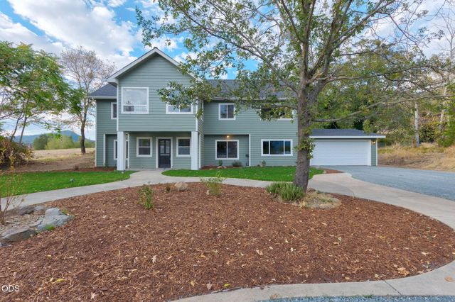 1690 NE Beacon Drive, Grants Pass, OR 97526