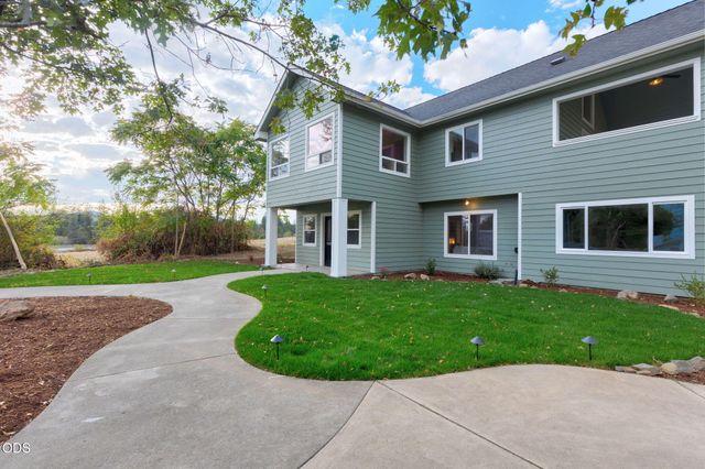 1690 NE Beacon Drive, Grants Pass, OR 97526