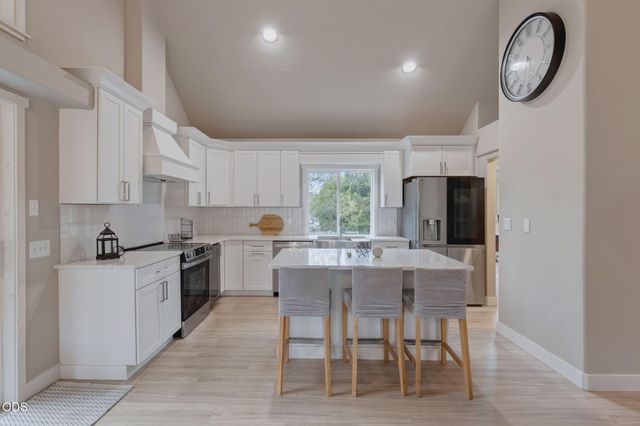 1690 NE Beacon Drive, Grants Pass, OR 97526