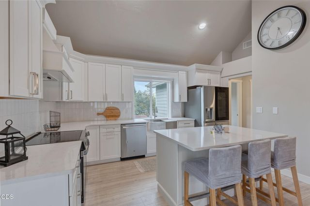 1690 NE Beacon Drive, Grants Pass, OR 97526