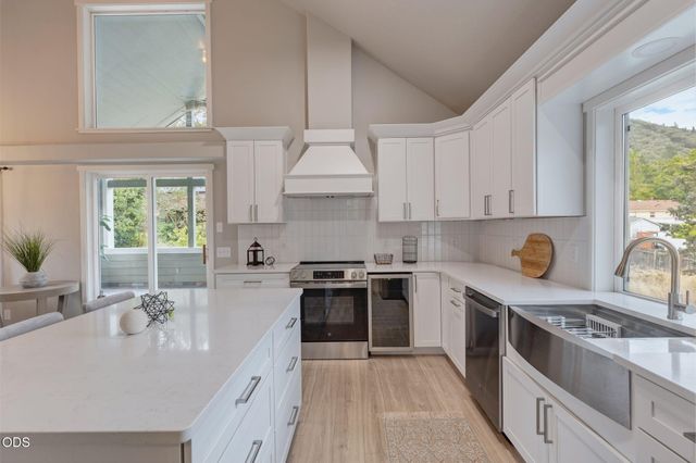 1690 NE Beacon Drive, Grants Pass, OR 97526