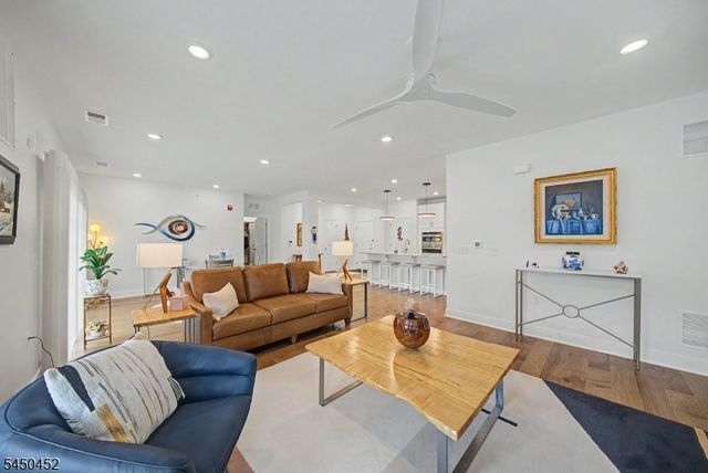 13 Whitney Ave 13, Morris Plains Boro, NJ 07950