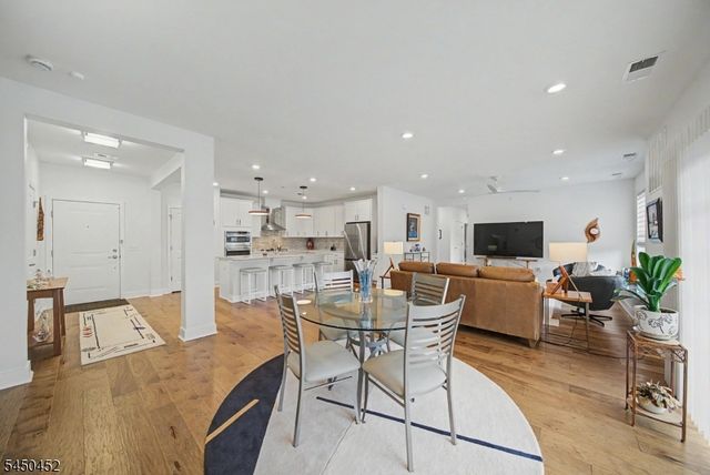 13 Whitney Ave 13, Morris Plains Boro, NJ 07950