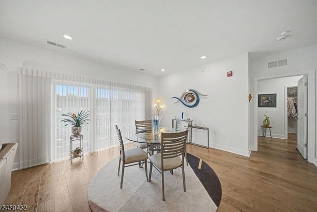 13 Whitney Ave 13, Morris Plains Boro, NJ 07950
