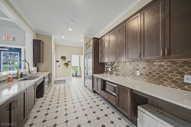 13 Whitney Ave 13, Morris Plains Boro, NJ 07950