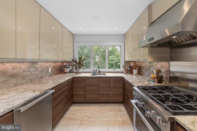 18 MANNING LN, Lawrence, NJ 08648