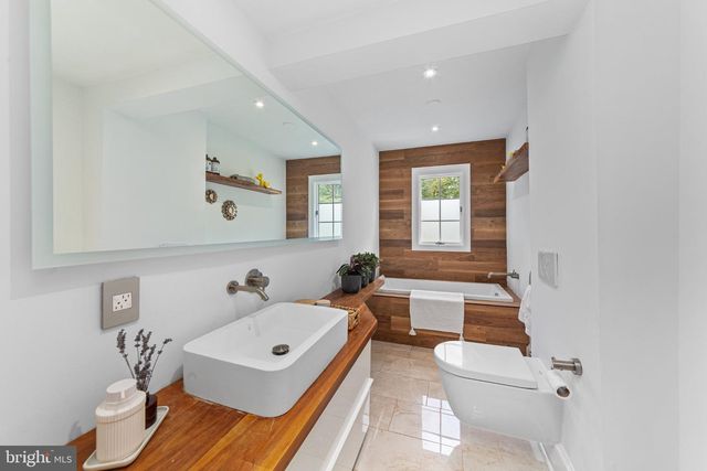 18 MANNING LN, Lawrence, NJ 08648