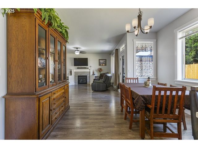 989 Se PINEVIEW Ct, Estacada, OR 97023