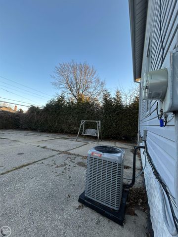 22138 Brittany Avenue, Eastpointe, MI 48021