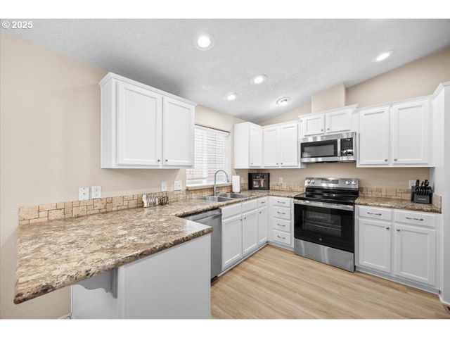 145 SAMANTHA Way, Canyonville, OR 97417