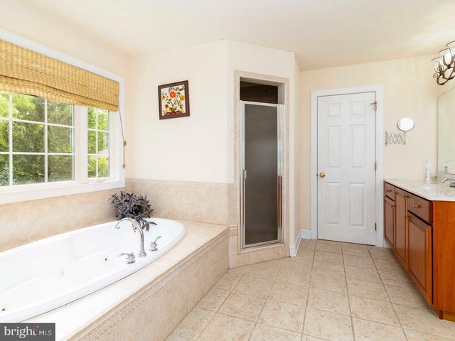 1425 LINDSAY LN, Jenkintown, PA 19046