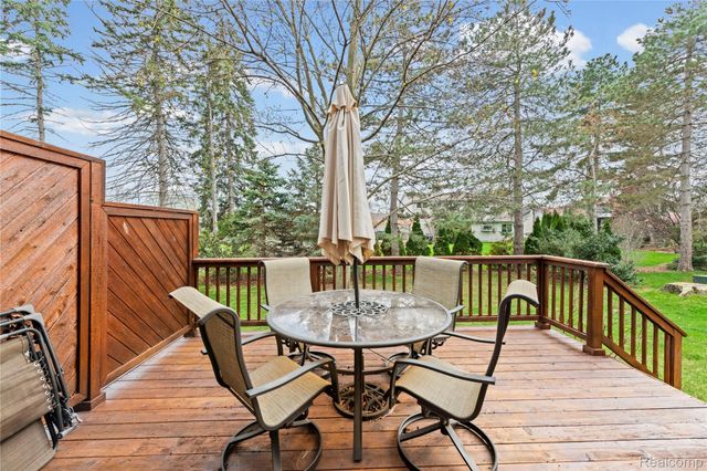 4660 Royal Cove Drive 5, Shelby Charter Township, MI 48316