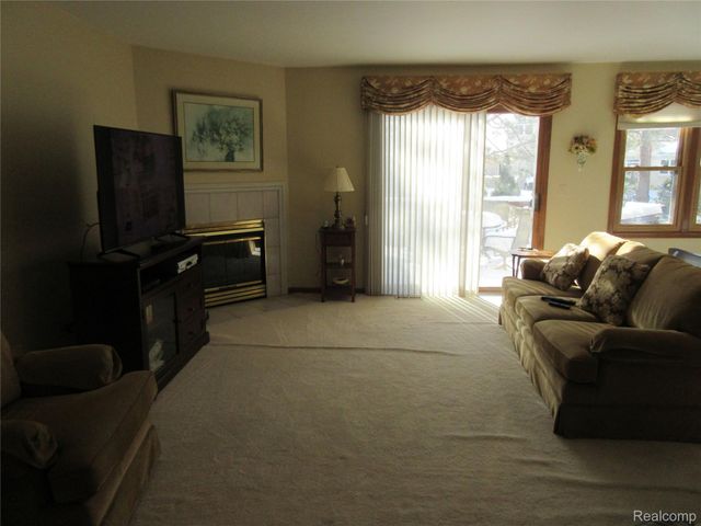 4660 Royal Cove Drive 5, Shelby Charter Township, MI 48316