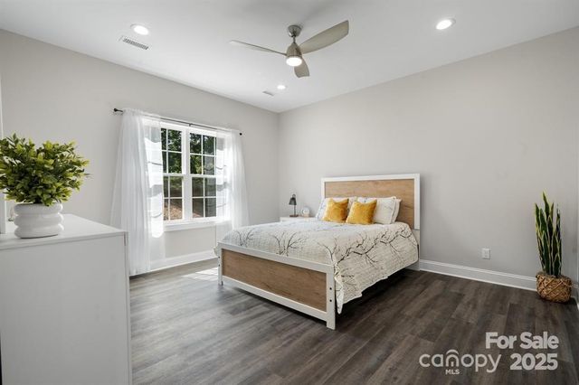 1990 Talbot Lane, Hickory, NC 28602