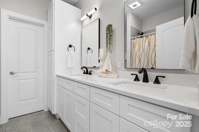 1990 Talbot Lane, Hickory, NC 28602