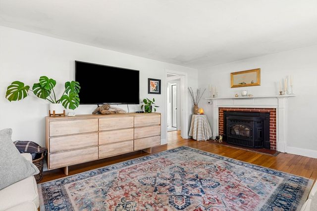 11 Woodbridge Rd, North Andover, MA 01845